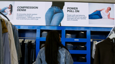 Good American seamlessly bridges online and in-person commerce with Samsung displays and VXT software